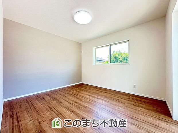 【洋室】採光も確保されたお部屋です。大きいベッドを置いても余裕のあるゆとり空間。 