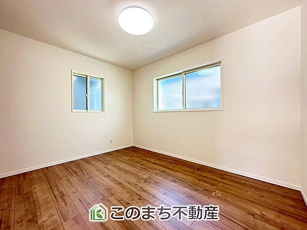 【洋室】陽光がふんだんに降り注ぐお部屋です。陽だまりの空間で、プライベートなお家時間も快適にお過ごしいただけます♪ 