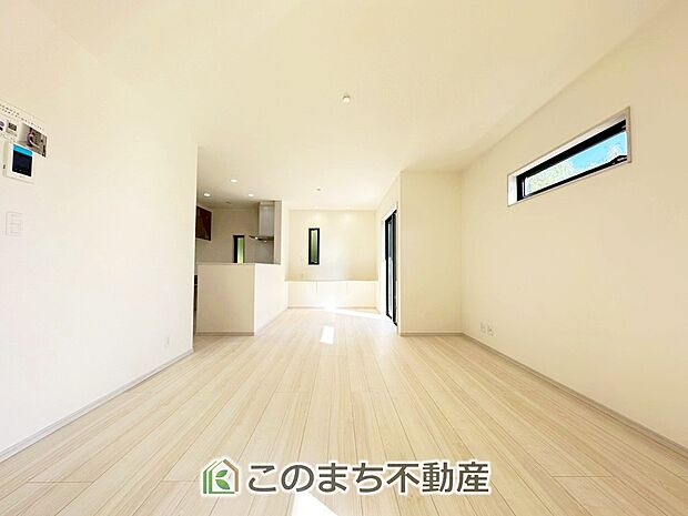 【居間・リビング】時間のゆとりと空間、暖かな陽光がもたらす光と風を独占してください。新しい暮らしが始まります。 