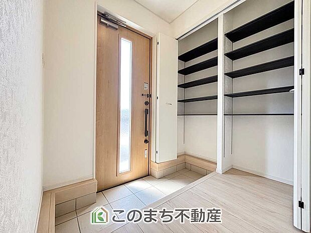 【玄関】広々とした玄関スペース♪たくさんの靴を収納できる下駄箱もございます。