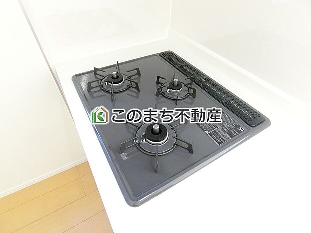 【キッチン】三ツ口コンロ採用で、同時調理もスムーズ◎!お料理を並べられるカウンター付きで、配膳・片付けをサポート!リビングで過ごすご家族とコミュニケーションを楽しみながら作業可能です♪