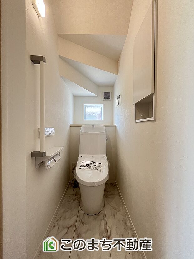 【トイレ】小窓から換気ができて清潔なトイレスペース☆温水洗浄便座搭載です!