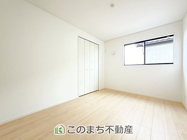 【洋室】お子様のお昼寝にも便利な洋室です。大きな窓から暖かな日差しが差し込みます♪