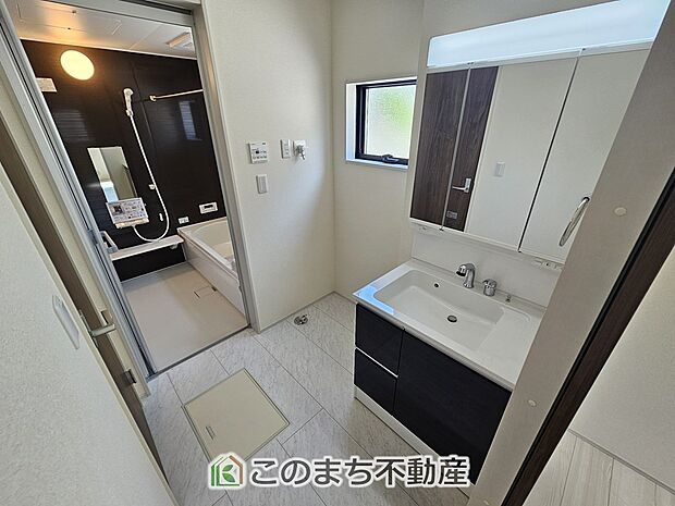 【洗面】シャンプードレッサーで朝の身支度♪伸びるホースでお掃除も簡単清潔です!