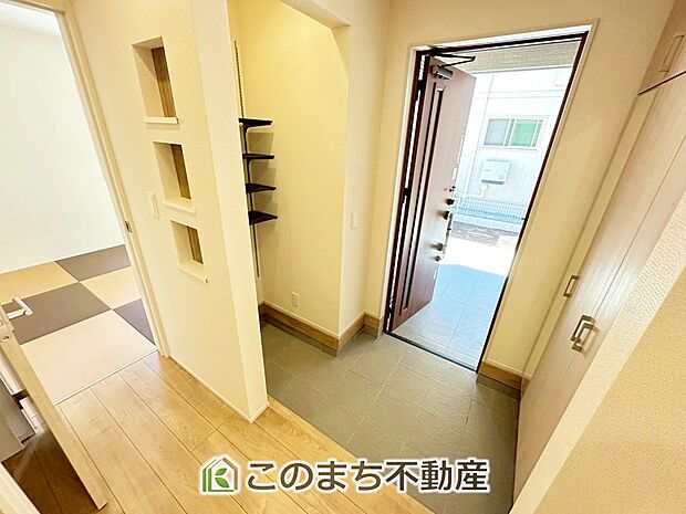 【玄関】玄関にはシューズボックスはもちろん、大きな荷物も収納出来るシューズクロークもございます♪