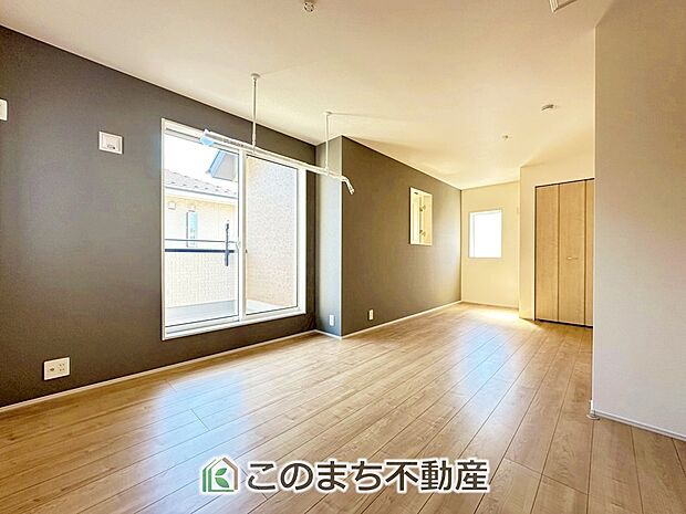 【洋室】採光も確保されたお部屋です。大きいベッドを置いても余裕のあるゆとり空間。