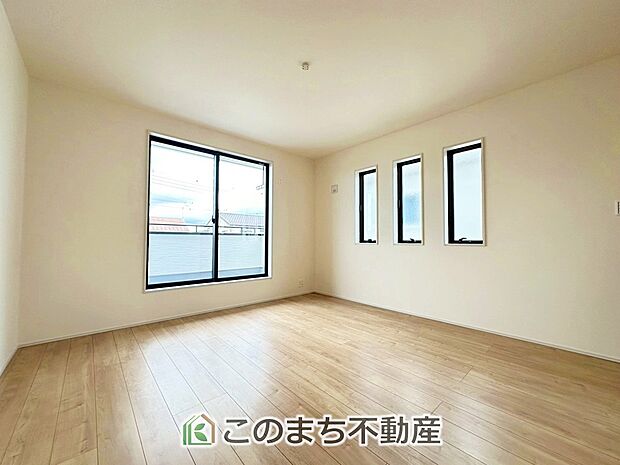 【洋室】陽光がふんだんに降り注ぐお部屋です。陽だまりの空間で、プライベートなお家時間も快適にお過ごしいただけます♪