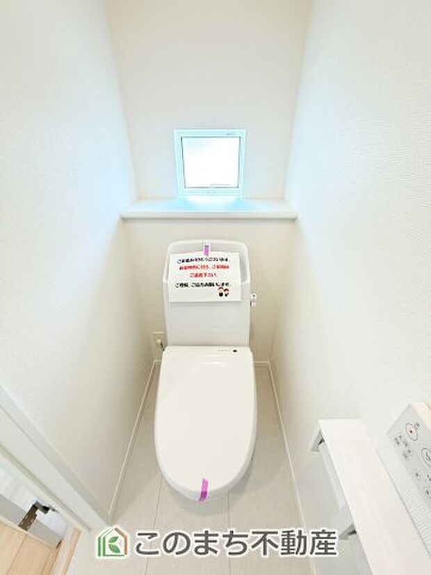 【トイレ】小窓から換気ができて清潔なトイレスペース☆温水洗浄便座搭載です!