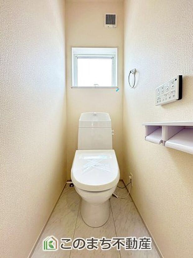 【トイレ】小窓から換気ができて清潔なトイレスペース☆温水洗浄便座搭載です!
