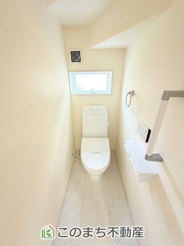 【トイレ】小窓から換気ができて清潔なトイレスペース☆