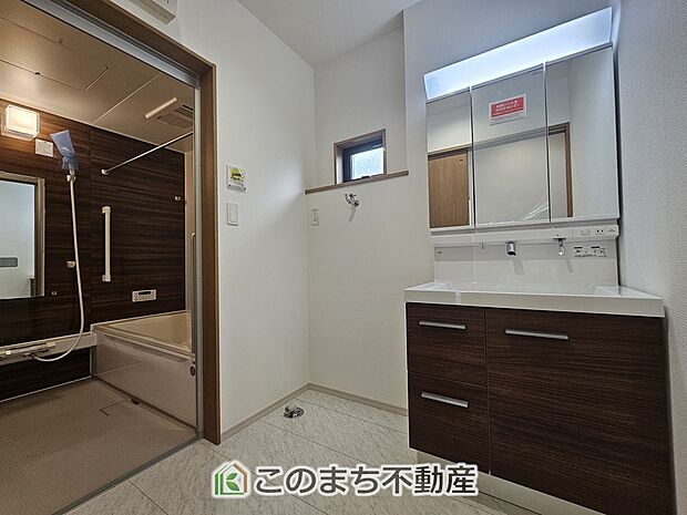【洗面】シャンプードレッサーで朝の身支度♪伸びるホースでお掃除も簡単清潔です!