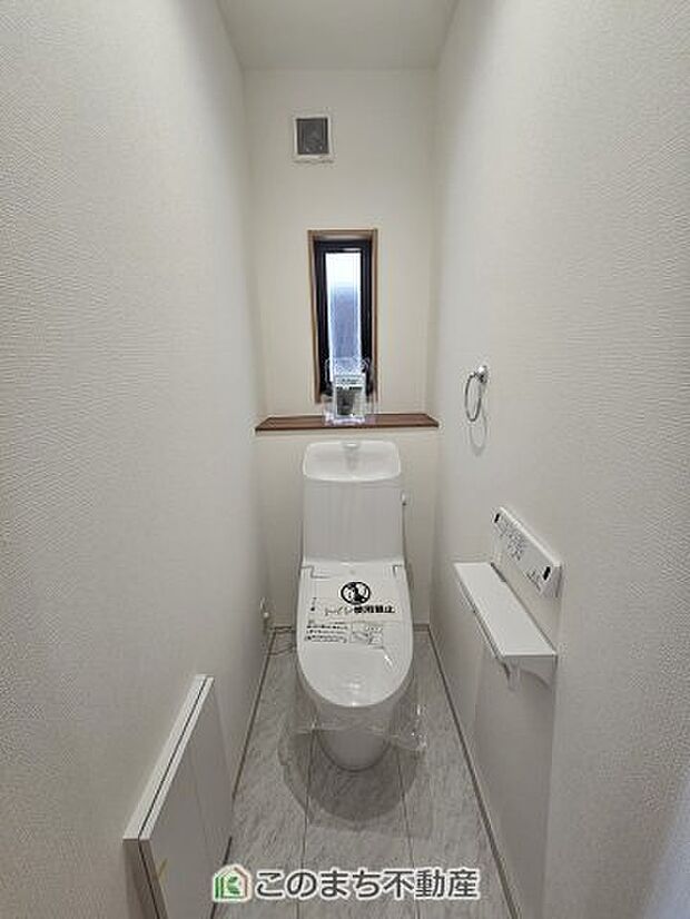【トイレ】小窓から換気ができて清潔なトイレスペース☆