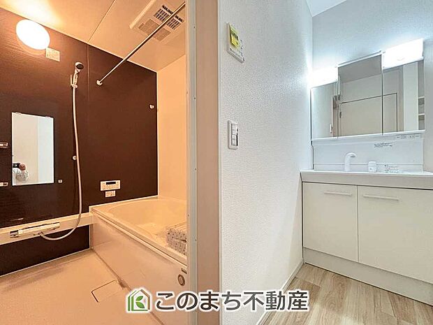 【独立洗面台】シャンプードレッサーで朝の身支度♪伸びるホースでお掃除も簡単清潔です!