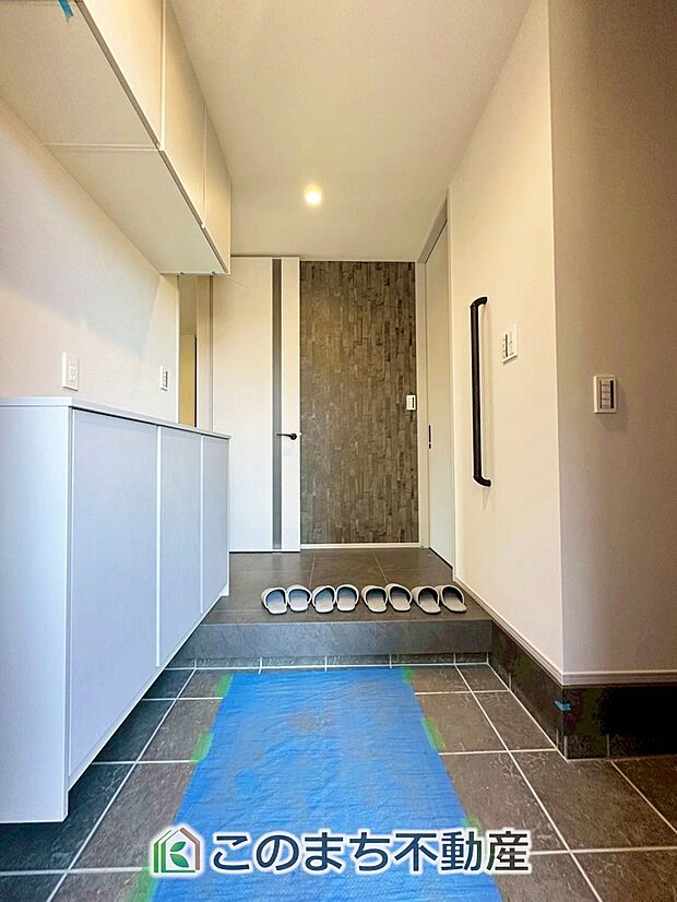 【玄関】玄関にはシューズボックスはもちろん、大きな荷物も収納出来るシューズクロークもございます♪