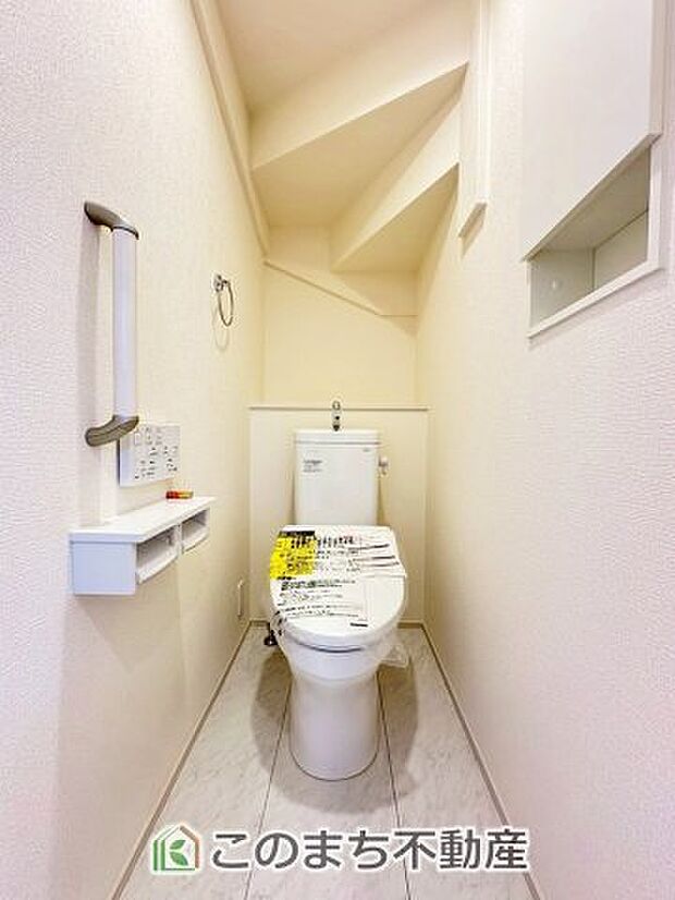 【トイレ】小窓から換気ができて清潔なトイレスペース☆温水洗浄便座搭載です!