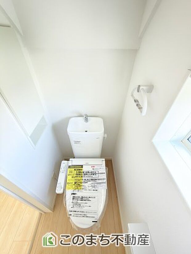 【トイレ】小窓から換気ができて清潔なトイレスペース☆