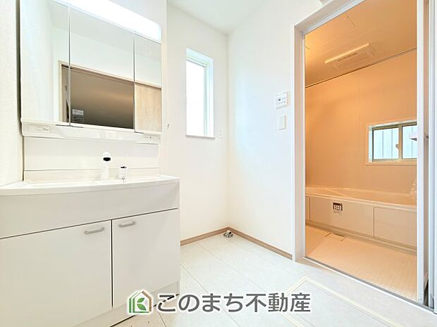 【洗面】シャンプードレッサーで朝の身支度♪伸びるホースでお掃除も簡単清潔です!