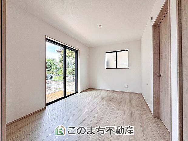 【洋室】南向きで陽当たりの良い洋室♪風通しもよく快適です☆