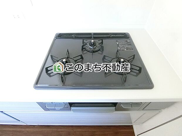 【キッチン】三ツ口コンロ採用で、同時調理もスムーズ◎!お料理を並べられるカウンター付きで、配膳・片付けをサポート!リビングで過ごすご家族とコミュニケーションを楽しみながら作業可能です♪