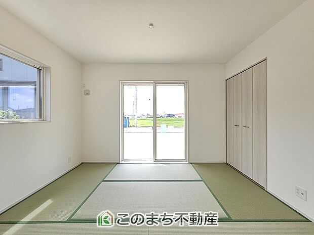 【和室】お子様のお昼寝にも便利な和室です。大きな窓から暖かな日差しが差し込みます♪