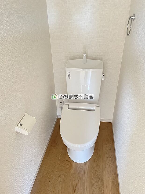 【トイレ】同社施工物件の写真です。※建具やフローリング、その他仕様が違う場合がございます。