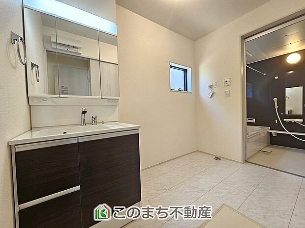 【洗面】身支度に便利なシャワー付きの洗面台です。帰宅時の手洗いもスムーズ!小窓が備わっており、湿気のこもりがちな空間の換気にも役立ちます◎