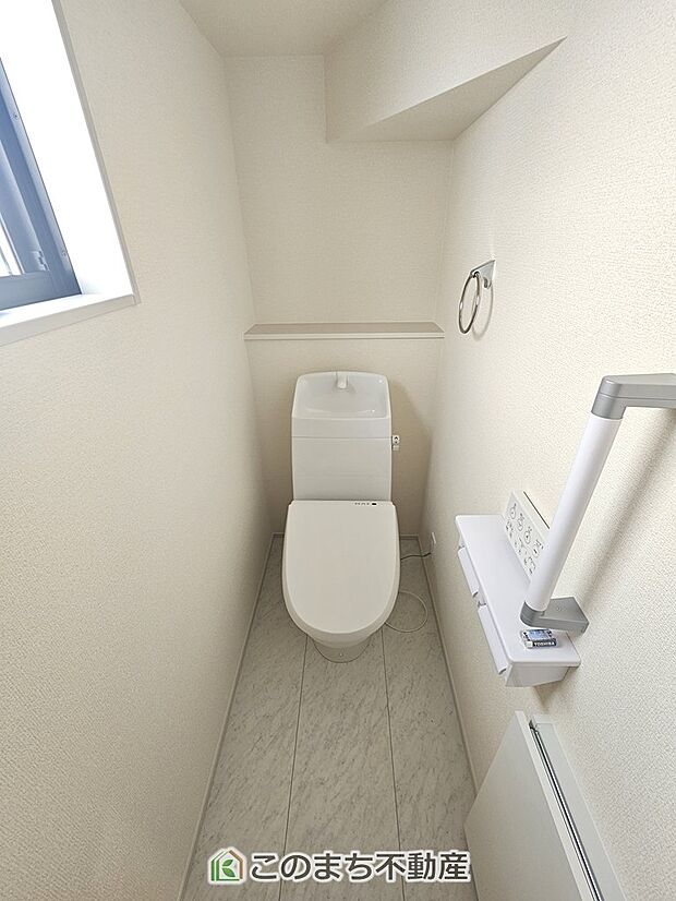 【トイレ】小窓から換気ができて清潔なトイレスペース☆