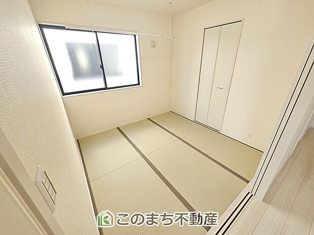 【和室】お子様のお昼寝にも便利な和室です。大きな窓から暖かな日差しが差し込みます♪