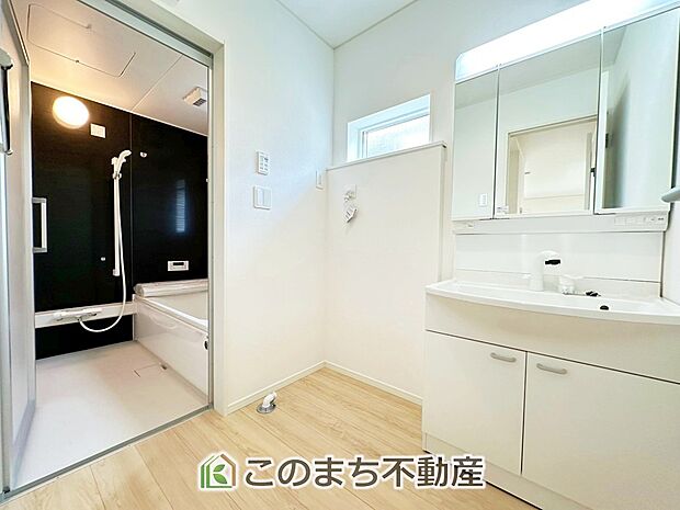 【独立洗面台】収納豊富な3面鏡の洗面台にはハンドシャワー完備です