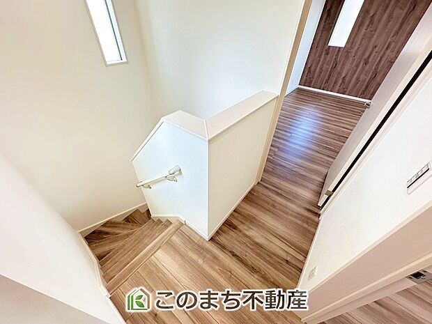 【内装】手すり付きで小さなお子様にも安心の階段スペースです☆