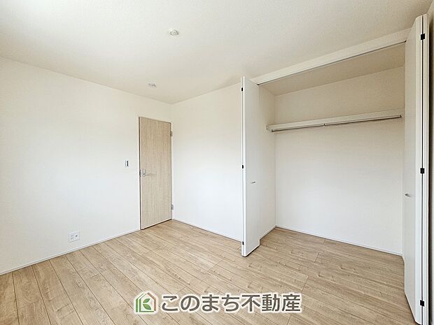 【洋室】南向きで陽当たりの良い洋室♪風通しもよく快適です☆