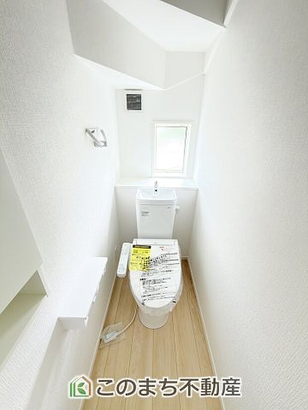 【トイレ】小窓から換気ができて清潔なトイレスペース☆