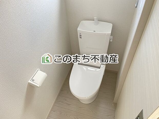 【トイレ】同社施工物件の写真です。※建具やフローリング、その他仕様が違う場合がございます。
