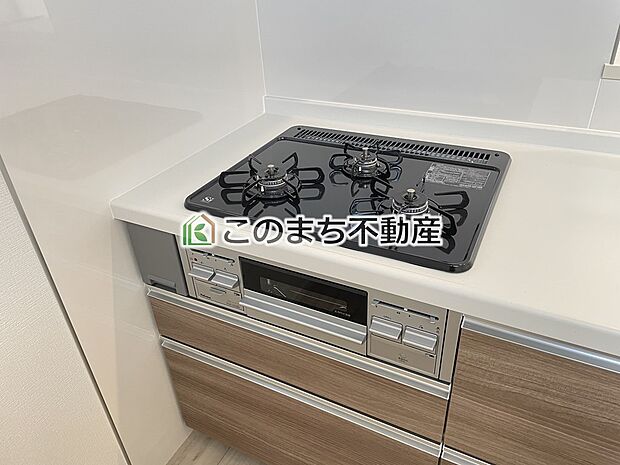 【キッチン】三ツ口コンロ採用で、同時調理もスムーズ◎!お料理を並べられるカウンター付きで、配膳・片付けをサポート!リビングで過ごすご家族とコミュニケーションを楽しみながら作業可能です♪