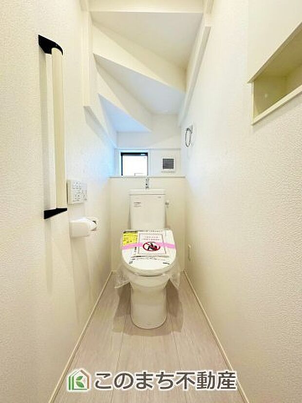 【トイレ】小窓から換気ができて清潔なトイレスペース☆温水洗浄便座搭載です!