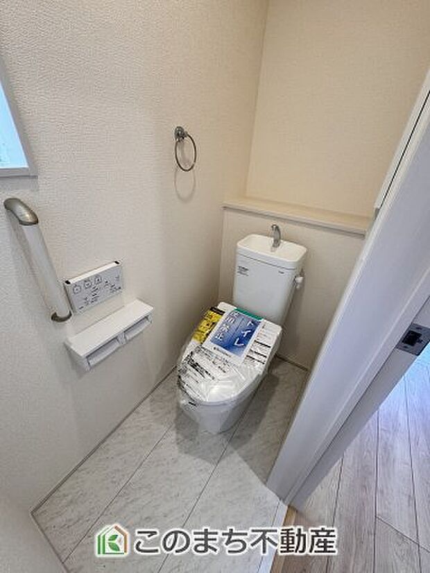 【トイレ】小窓から換気ができて清潔なトイレスペース☆