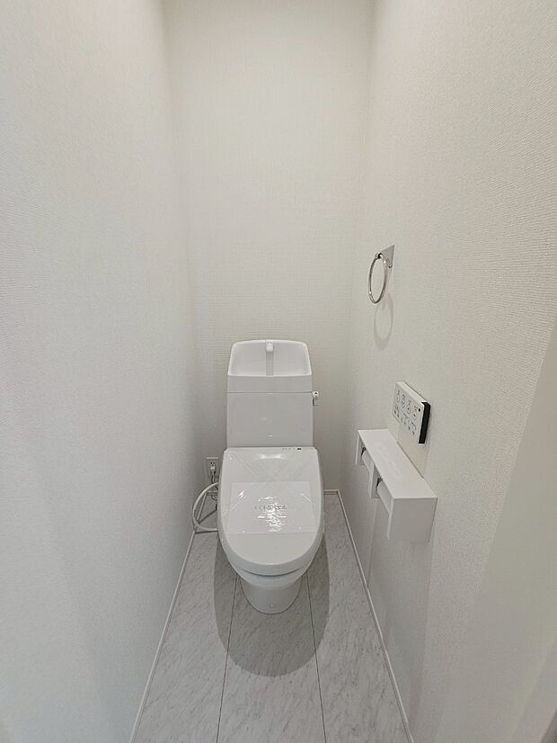 【トイレ】同社施工物件の写真です。※建具やフローリング、その他仕様が違う場合がございます。