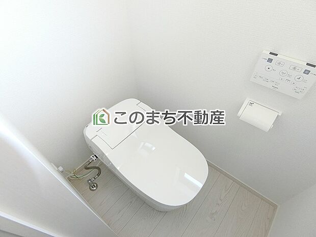 【トイレ】同社施工物件の写真です。※建具やフローリング、その他仕様が違う場合がございます。
