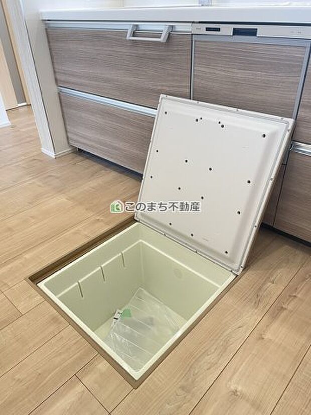 【収納】ウォークインクローゼットで収納もたっぷり確保しています。大型荷物も収納できて便利ですね!