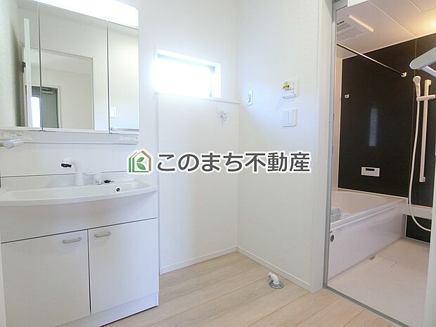 【洗面】同社施工物件の写真です。※建具やフローリング、その他仕様が違う場合がございます。シャンプードレッサーで朝の身支度♪伸びるホースでお掃除も簡単清潔です!
