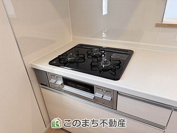 【キッチン】三ツ口コンロ採用で、同時調理もスムーズ◎!お料理を並べられるカウンター付きで、配膳・片付けをサポート!リビングで過ごすご家族とコミュニケーションを楽しみながら作業可能です♪