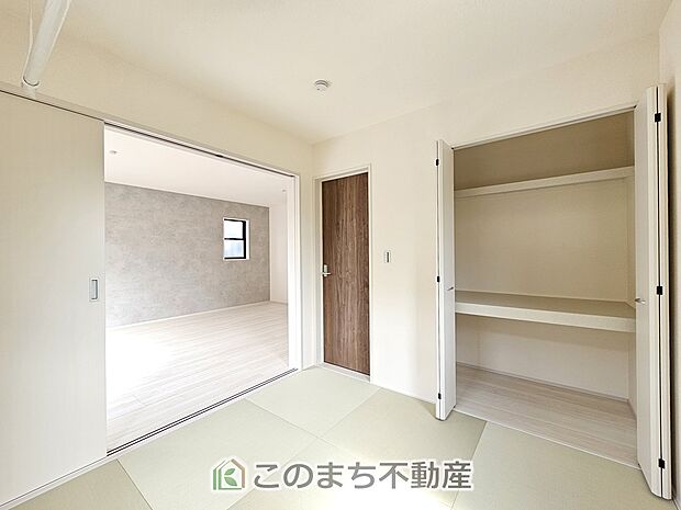 【和室】中棚付きの収納はお布団をしまうのにも最適です♪お子様のお昼寝にも便利な和室です。