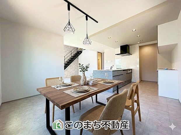 【居間・リビング】くつろぎを愉しむダイニングルームは憩いの場となります。 ※家具・什器・調度品・植栽・カーテンなどはCG加工しております。販売価格には含まれません。