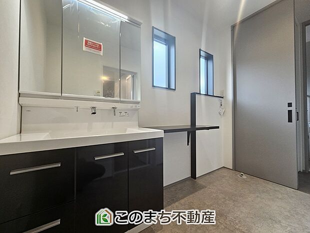 【洗面】毎日使う場所だから、機能的で使いやすさに配慮したパウダールーム。すっきりと使えるように収納も豊富にご用意しています。