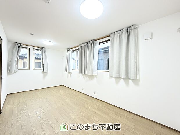 【洋室】南向きで陽当たりの良い洋室♪風通しもよく快適です☆