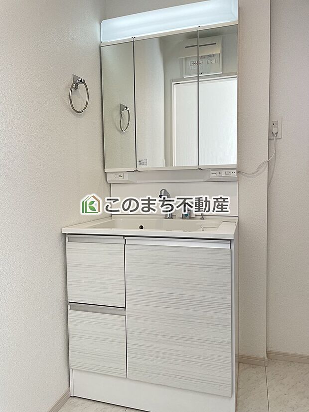 【洗面】同社施工物件の写真です。※建具やフローリング、その他仕様が違う場合がございます。シャンプードレッサーで朝の身支度♪伸びるホースでお掃除も簡単清潔です！