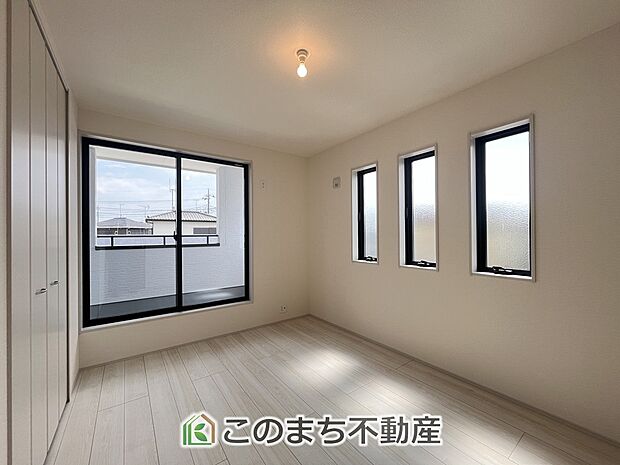 【洋室】南向きで陽当たりの良い洋室♪風通しもよく快適です☆