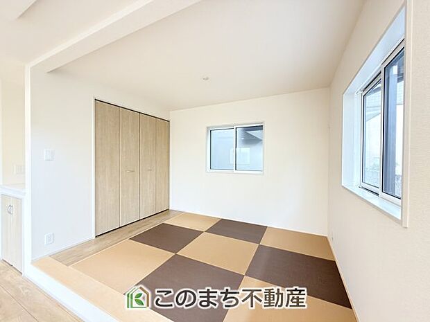 【和室】お子様のお昼寝にも便利な和室です。大きな窓から暖かな日差しが差し込みます♪