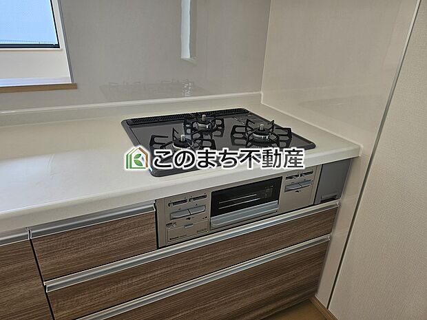 【キッチン】三ツ口コンロ採用で、同時調理もスムーズ◎!お料理を並べられるカウンター付きで、配膳・片付けをサポート!リビングで過ごすご家族とコミュニケーションを楽しみながら作業可能です♪