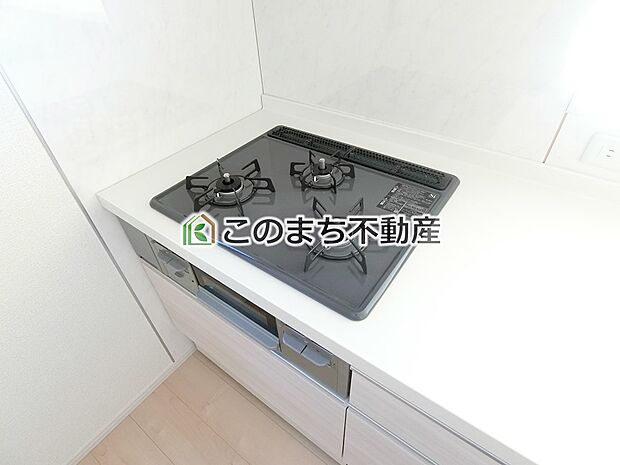 【キッチン】三ツ口コンロ採用で、同時調理もスムーズ◎！お料理を並べられるカウンター付きで、配膳・片付けをサポート！リビングで過ごすご家族とコミュニケーションを楽しみながら作業可能です♪